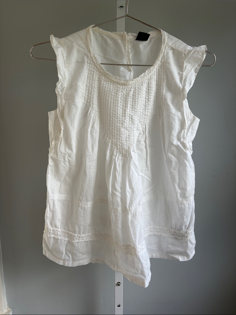 GAP White Sleeveless prasant ruffle Cotton Lace-Trim Camisole Xs/sm aprox